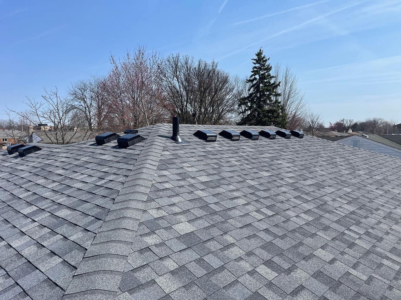 Freshly installed architectural shingle roof with new ridge vents by Guthix Roofing